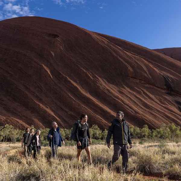 Uluṟu Base Walk and Cultural Centre Visit