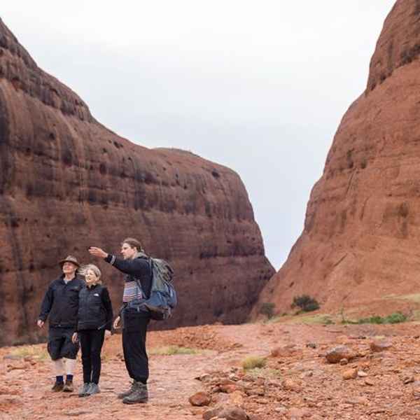 Karingaṉa lookout to Ayers Rock Resort